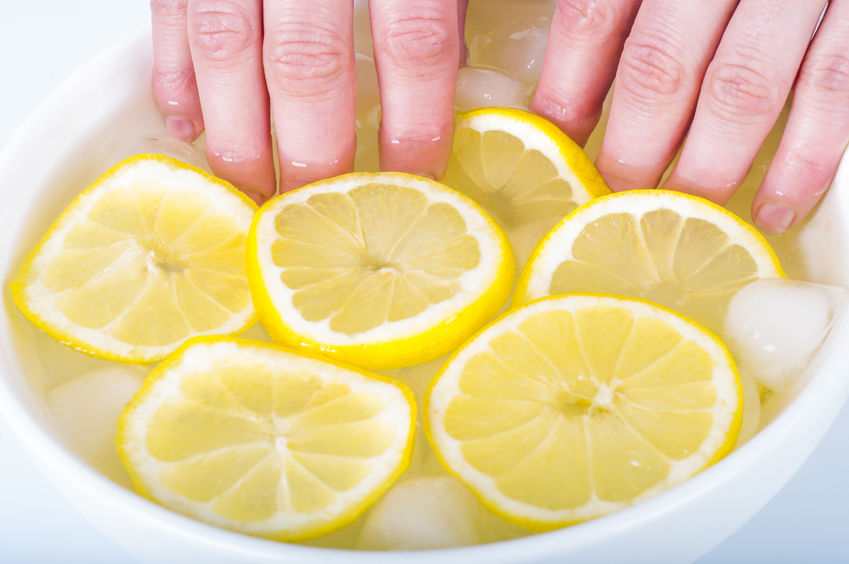 jak wybielić żółte paznokcie-metody cytryna